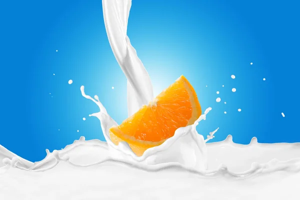 Naranja en el chorro de leche — Foto de Stock