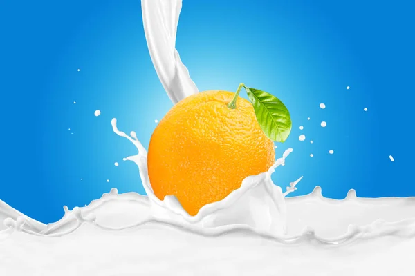 Naranja en el chorro de leche —  Fotos de Stock