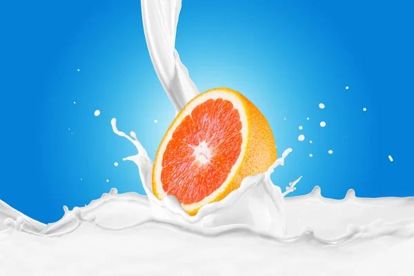 Orange dans le lait éclaboussure — Photo