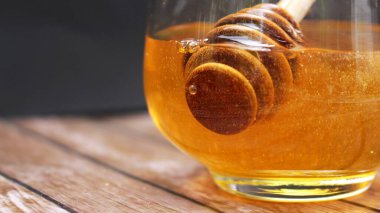 Bal sağlık için besleyicidir, kaşık ve bal peteği ile kavramsaldır.