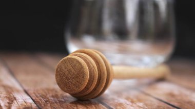 Bal kaşıklı boş bardak.