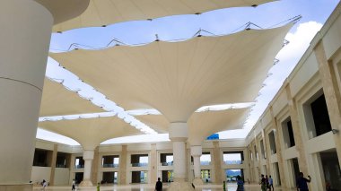 Sultan Mahmud Riayat Camii 'ndeki şemsiye çok güzel ve görkemlidir.