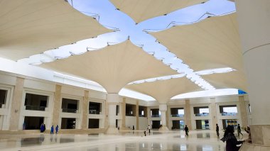 Sultan Mahmud Riayat Camii 'ndeki şemsiye çok güzel ve görkemlidir.