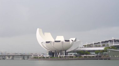 Marina Bay Sands, Singapur 'un en ünlü lüks otellerinden biridir. Şehrin en tepeden görünüşü nefes kesicidir..