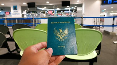Arka cebinde Endonezya Cumhuriyeti 'nin Yeşil Pasaportu