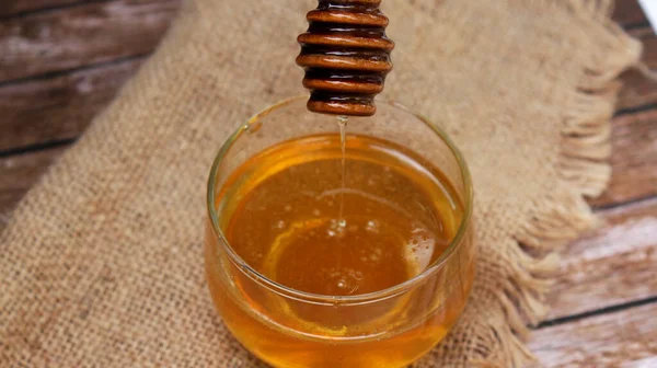蜂蜜は健康のために栄養価があり スプーンとハニカムで概念 — ストック写真