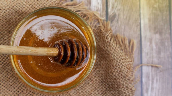 Honig Ist Nahrhaft Für Die Gesundheit Konzeptionell Mit Löffel Und — Stockfoto