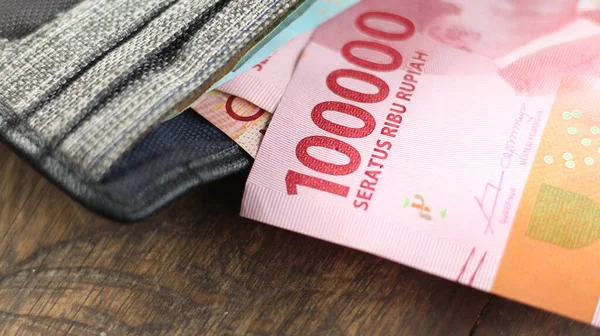 Uang Indonesia 100 000 Rupiah Dalam Dompet — Stok Foto