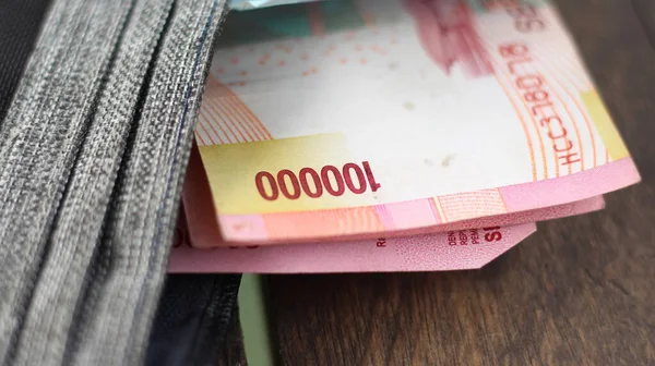 Indonezyjskie Pieniądze 100 000 Rupii Portfelu — Zdjęcie stockowe