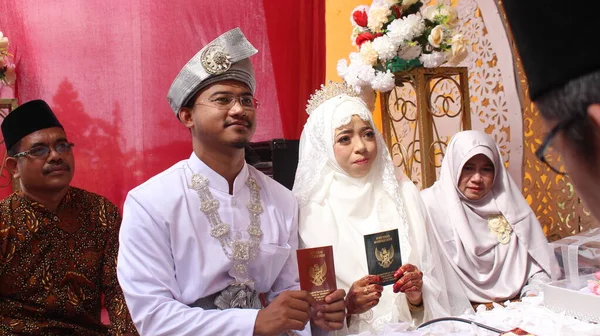 Gaun Tradisional Melayu Pada Upacara Pernikahan Melayu Tradisi Pernikahan — Stok Foto