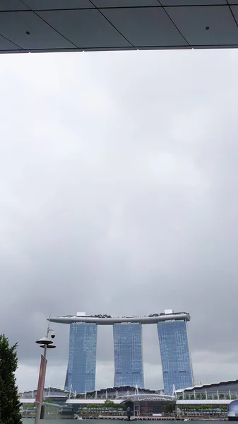 마리나 모래는 싱가포르에서 가운데 하나로서 꼭대기에서 바라보면 도시의 숨막힐 정도로 — 스톡 사진