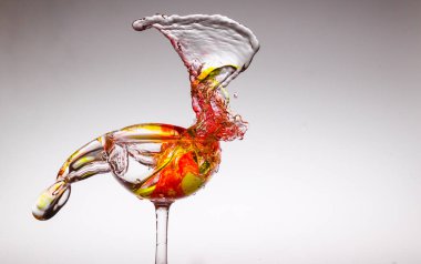 Bardağın içine portakal suyu serptim.