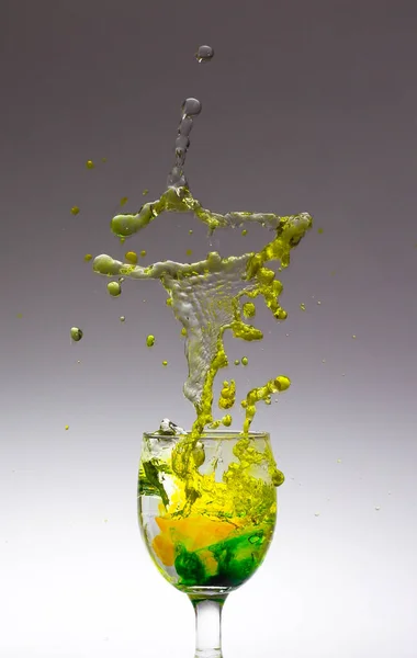 Salpicadura Agua Verde Dentro Del Vaso —  Fotos de Stock