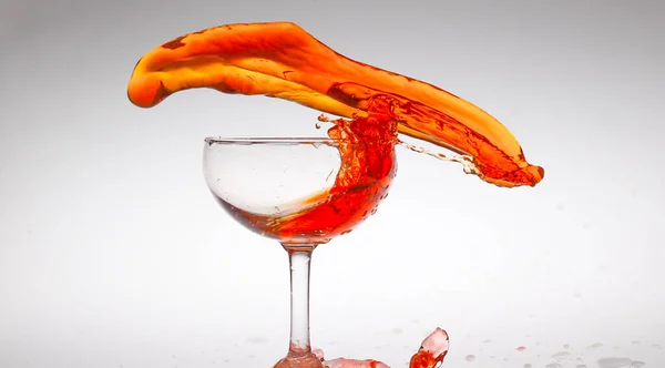 Spritzer Orangefarbenes Wasser Glas — Stockfoto