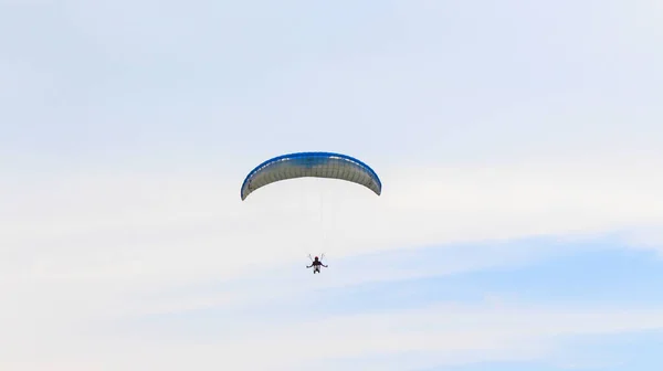 極端なパラグライダースポーツは雲の上にあります — ストック写真
