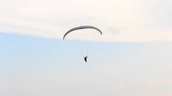 Ekstrem Yamaç Paraşütü Sporları Bulutların Üstünde — Stok fotoğraf