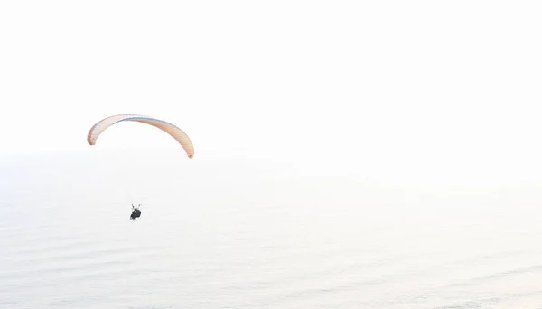 Esportes Parapente Extremos Estão Acima Das Nuvens — Fotografia de Stock