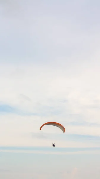 Les Sports Extrêmes Parapente Sont Dessus Des Nuages — Photo