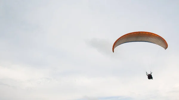 Esportes Parapente Extremos Estão Acima Das Nuvens — Fotografia de Stock