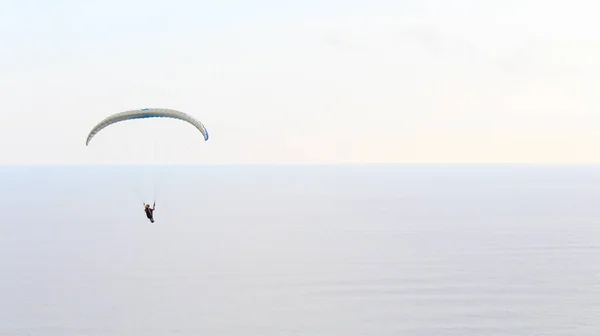 Esportes Parapente Extremos Estão Acima Das Nuvens — Fotografia de Stock