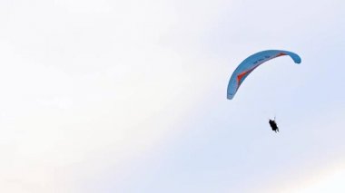 Ekstrem yamaç paraşütü sporları bulutların üstünde