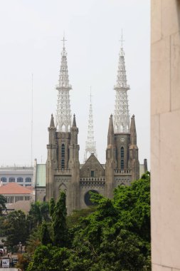 Jakarta Katredal Kilisesi, İzci Camii 'nin karşısındaki Hıristiyanlar için bir ibadethane.