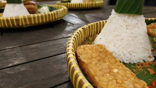 Tumpeng Rice Aka Nasi Tumpeng Автентична Або Традиційна Індонезійська Їжа — стокове фото