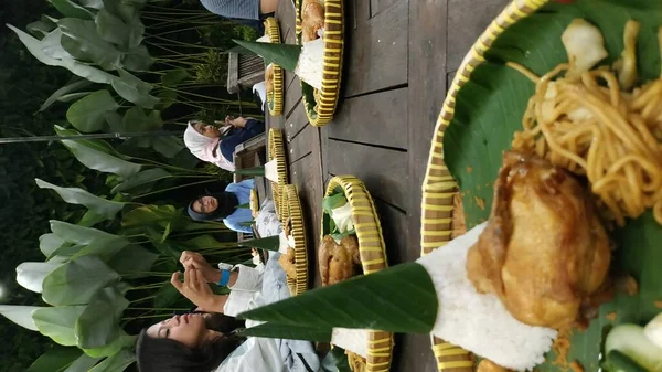 Tumpeng Arroz Aka Nasi Tumpeng Una Auténtica Tradicional Comida Indonesia — Foto de Stock