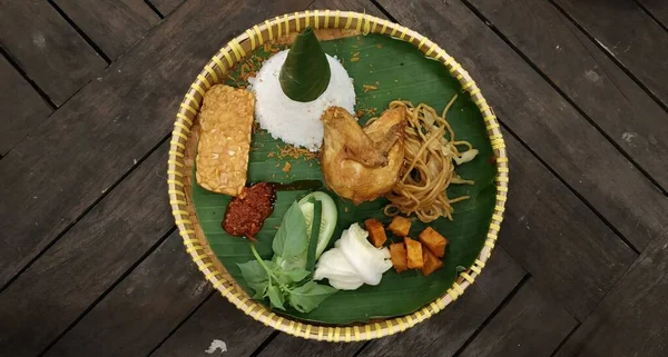 Tumpeng Ris Aka Nasi Tumpeng Autentisk Eller Traditionell Indonesisk Mat — Stockfoto