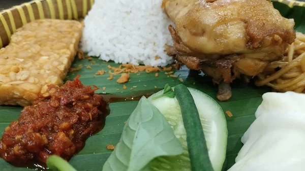 トゥンペン米別名ナシトゥンペンは 木製の背景を持つ麺と野菜で構成される本格的または伝統的なインドネシア料理です — ストック写真