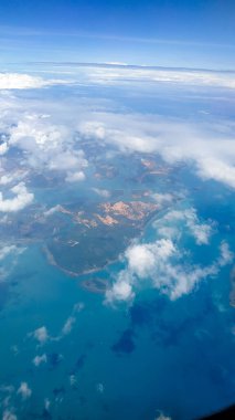Yukarıdan Riau Adalarını (Kepulauan Riau) ve uçak penceresini görüntüle
