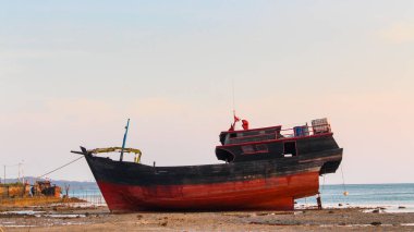 Dalgalar yüzünden gemiler kıyıda mahsur kaldı.