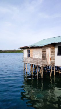 Endonezya 'nın geleneksel sakinleri deniz suyu üzerine inşa edilmiştir.