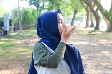 Bir tesettürlü kadın egzersizden önce ısınır.