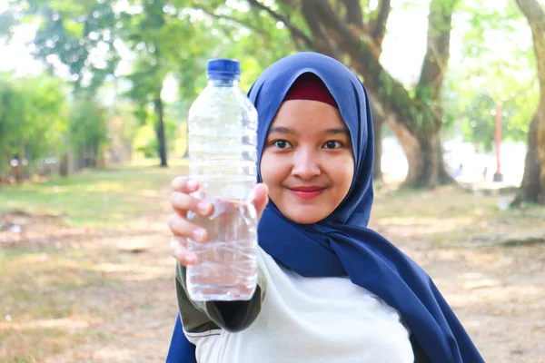 Hijab Woman Drink Mineral Water — Stock Photo, Image