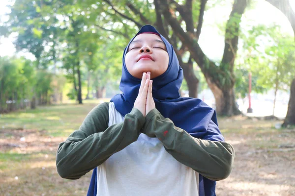 Een Hijab Vrouw Warmt Voor Oefening — Stockfoto