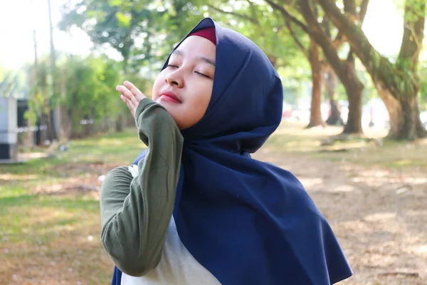 Uma Mulher Hijab Aquece Antes Exercício — Fotografia de Stock