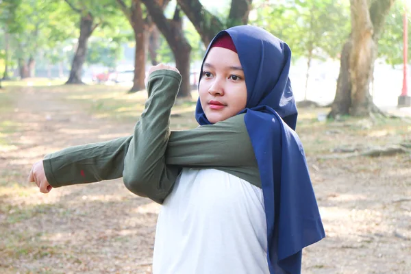 Seorang Wanita Hijab Pemanasan Sebelum Latihan — Stok Foto