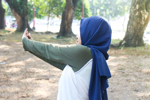 Une Femme Hijab Réchauffe Avant Exercice — Photo