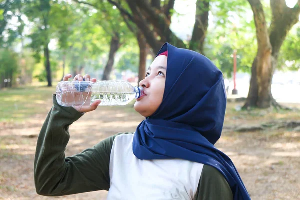 Una Mujer Hiyab Bebe Agua Mineral —  Fotos de Stock