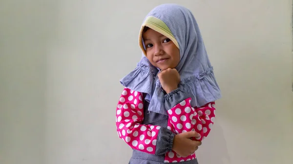Ένα Κοριτσάκι Φοράει Μουσουλμανικά Ρούχα Στο Ραμαζάνι — Φωτογραφία Αρχείου
