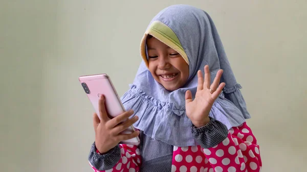 Seorang Gadis Kecil Komunikasi Dengan Keluarga Ramadhan — Stok Foto