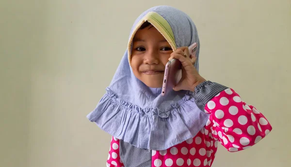 Seorang Gadis Kecil Komunikasi Dengan Keluarga Ramadhan — Stok Foto
