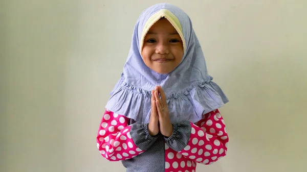 Seorang Gadis Kecil Mengenakan Pakaian Muslim Bulan Ramadhan — Stok Foto