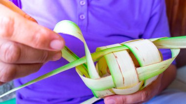 Ketupatı hindistan cevizi ya da Janur yapraklarından yapma adımları