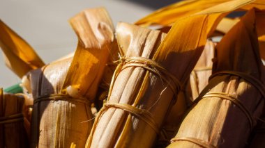Ketupat lepet, Endonezya 'da Bayram Mübarek / Ied Fitr kutlamasında servis edilen özel yemek. Ketupat, örülmüş palmiye yaprağı kesesinde bulunan dikdörtgen şeklindeki bir konteynırda bulunan pirinçten yapılan bir hamur tatlısı türüdür..