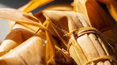 Ketupat lepet, Endonezya 'da Bayram Mübarek / Ied Fitr kutlamasında servis edilen özel yemek. Ketupat, örülmüş palmiye yaprağı kesesinde bulunan dikdörtgen şeklindeki bir konteynırda bulunan pirinçten yapılan bir hamur tatlısı türüdür..