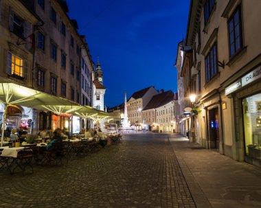 Binaları ve sokakları Town Square Ljubljana gece