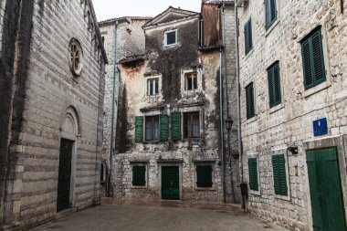 Old Town Kotor sokaklarında