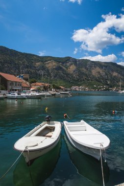 Kotor sahildeki deniz araçları